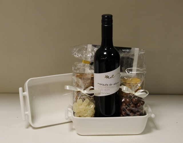 Geschenkpakketten PAKKET 2 OVENSCHOTELTJE MET OORTJES WIT